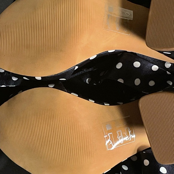 Navy blue polka dot strap up block heels 👠 - Picture 6 of 8